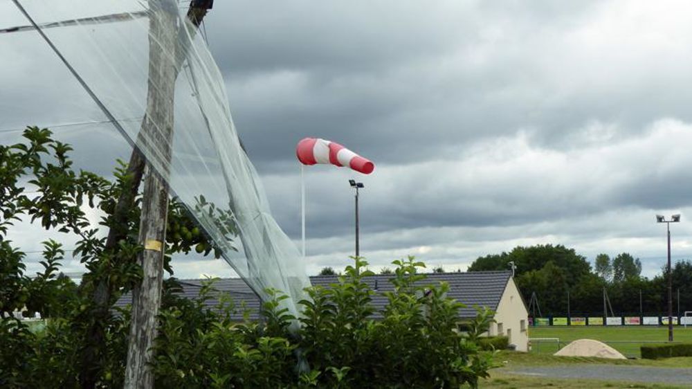 Manche à air pour estimer la vitesse du vent près d’un verger et d’un stade de foot pour les traitements phytosanitaires. © A. Cassigneul